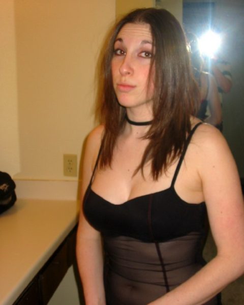 Liane, brune aux gros seins